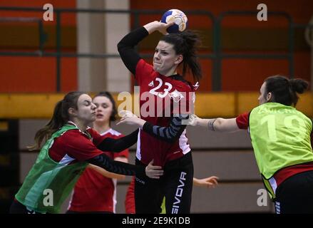 Zwickau, Deutschland. Januar 2021, 28th. Simona Stojkovska macht einen Schuss während des Trainings für BSV Sachsen Zwickau. Das Trainerteam will das Team in die Handball-Bundesliga 1st der Frauen befördern. Quelle: Hendrik Schmidt/dpa-Zentralbild/ZB/dpa/Alamy Live News Stockfoto