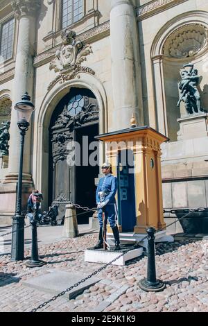 Stockholm, Schweden - 1. Mai 2019: Die Zeremonie der Kaisergarde im Königlichen Palast von Stockholm. Junge Wachen Frau vor der Zeremonie in traditionellen Stockfoto