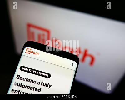 Smartphone mit Website der Software-Entwicklungsfirma UiPath Inc. Auf dem Display vor dem Firmenlogo. Konzentrieren Sie sich oben links auf dem Telefonbildschirm. Stockfoto