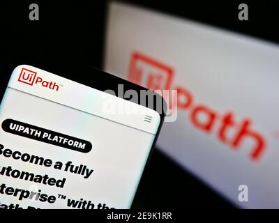 Mobiltelefon mit Webseite der Software-Entwicklungsfirma UiPath Inc. Auf dem Display vor dem Firmenlogo. Konzentrieren Sie sich oben links auf dem Handy-Bildschirm. Stockfoto