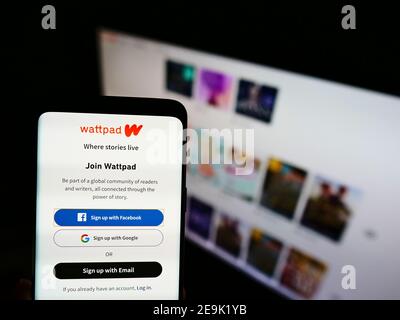 Smartphone mit Website der kanadischen Self-Publishing-Online-Plattform Wattpad (WP Technology Inc.) auf dem Display vor dem Logo. Fokus auf Telefonbildschirm. Stockfoto