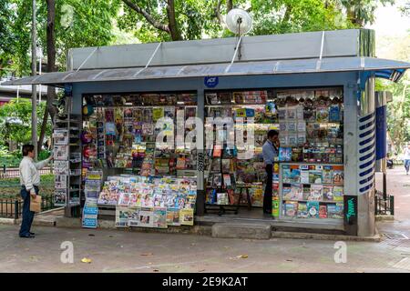 Einer der vielen Straßenstände, die Zeitschriften und Zeitungen auf den Straßen von Sao Paulo in Brasilien verkaufen Stockfoto