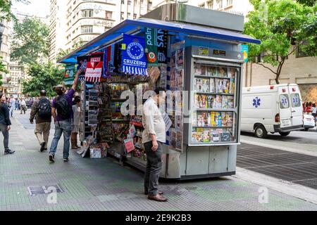 Einer der vielen Straßenstände, die Zeitschriften und Zeitungen verkaufen Auf den Straßen von Sao Paulo in Brasilien Stockfoto