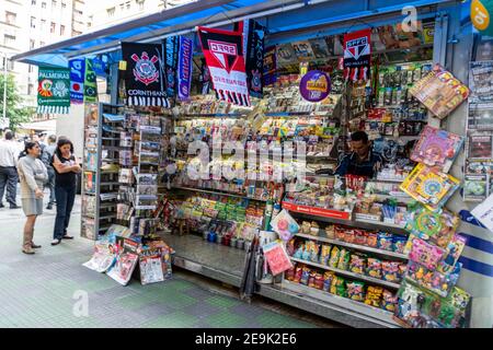 Einer der vielen Straßenkioske, die Zeitschriften und Zeitungen auf den Straßen von Sao Paulo, Brasilien, verkaufen Stockfoto