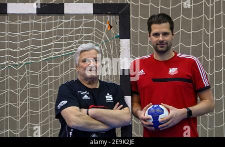 Zwickau, Deutschland. Januar 2021, 28th. In der Sporthalle des Vereins stehen die Trainer Norman Rentsch (r), Cheftrainer des BSV Sachsen Zwickau und Dietmar Schmidt. Der ehemalige Ruderer Rentsch und der ehemalige Weltklasseläufer und Olympiasieger Schmidt arbeiten fleißig daran, den Verein in die Handball-Bundesliga der Frauen 1st zu führen. Quelle: Hendrik Schmidt/dpa-Zentralbild/ZB/dpa/Alamy Live News Stockfoto