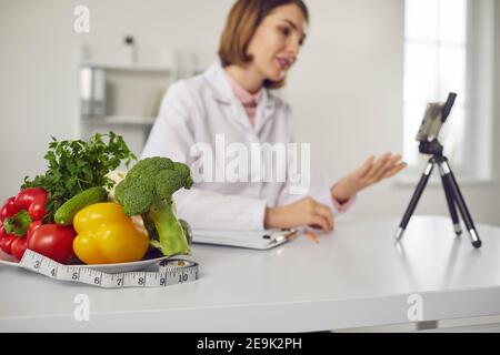 Nutritiologist online, Gewichtsverlust, saubere Ernährung Konzept Stockfoto