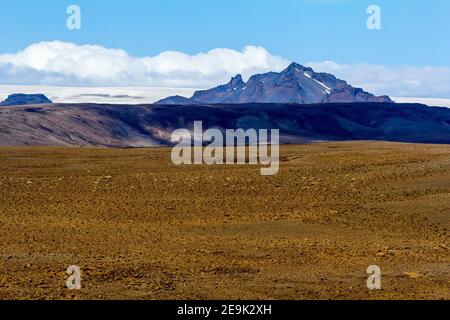 Langjökull (Isländisch für "Langgletscher") ist nach Vatnajökull die zweitgrößte Eiskappe Islands. Zentralisland. Stockfoto