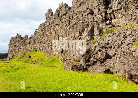 Þingvellir / Thingvellir, ist die Kluft zwischen europäischen und nordamerikanischen Kontinentalplatten auf Island. Stockfoto