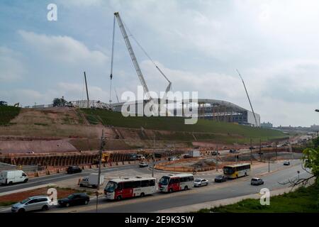 Im Bau war das 68.000-Sitzer Sao Paulo Stadion, kostet £300 Millionen in der Nähe von Corinthians Metro-Station in Sao Paulo, Brasilien. Eine neue Straße und Stockfoto