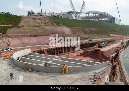 Im Bau war das 68.000-Sitzer Sao Paulo Stadion, kostet £300 Millionen in der Nähe von Corinthians Metro-Station in Sao Paulo, Brasilien. Eine neue Straße und Stockfoto