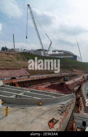 Im Bau war das 68.000-Sitzer Sao Paulo Stadion, kostet £300 Millionen in der Nähe von Corinthians Metro-Station in Sao Paulo, Brasilien. Eine neue Straße und Stockfoto