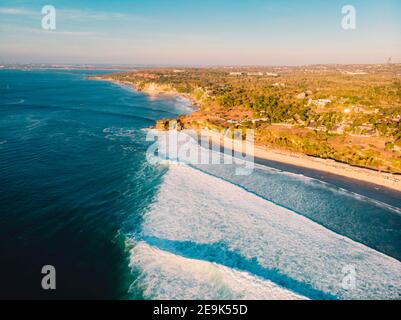Luftaufnahme von großen Wellen und Meeresküste. Größte Meereswellen in Bali Stockfoto