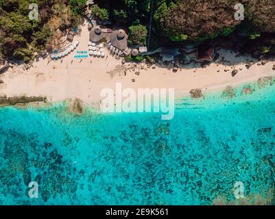 Draufsicht auf tropischen Strand mit türkisfarbenem Meerwasser in Bali, Luftaufnahme Stockfoto