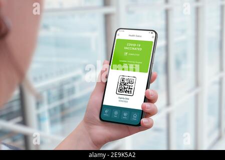 Coronavirus Impfungen zertifiziertes App Interface Konzept mit qr Code auf Smartphone in Frauenhand Stockfoto