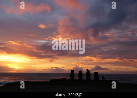 Moai Ahu Vai Ure im Tahai Zeremonialkomplex in Sonnenuntergang Stockfoto
