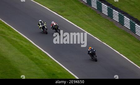 Eine Aufnahme eines Rennmotorrads, das eine Rennstrecke fährt. Stockfoto