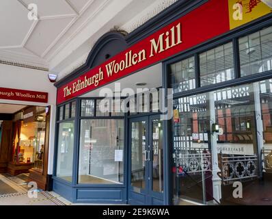 Chester; Großbritannien: 29. Jan 2021: Der Edinburgh Woolen Mill Store in der Eastgate Street. Stockfoto