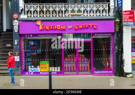 Chester; Großbritannien: 29. Jan 2021: The Kingdom of Sweets Store in der Eastgate Street Stockfoto