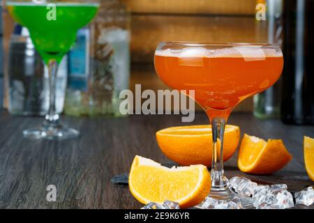 Zwei wunderschöne Cocktails werden an einer Holztheke serviert Stockfoto