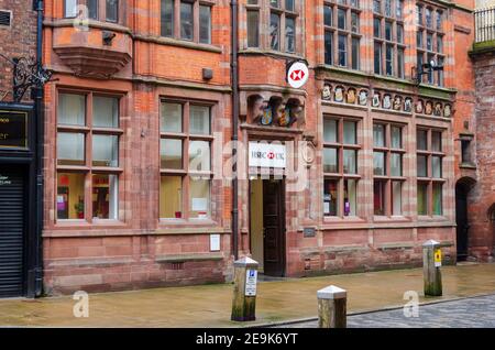 Chester, Großbritannien: 29. Januar 2021: Die HSBC Bank hat eine Niederlassung in der Eastgate Street. Stockfoto