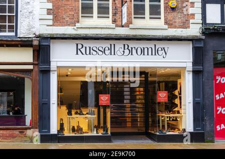 Chester; Großbritannien: 29. Januar 2021: Der Russell and Bromley Store in der Eastgate Street Stockfoto