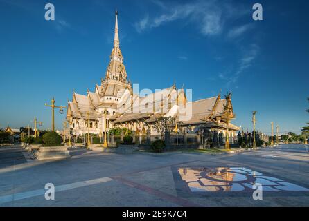 Wat Sothon Wararam Worawihan Thailand in hellem blauen Morgenhimmel Mit reflektierenden Fliesen Thai traditionelles Muster im Vordergrund Stockfoto