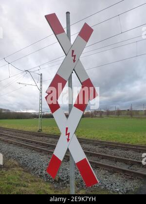 Zeichen eines Bahnübergangs im Norden Frankfurts Stockfoto