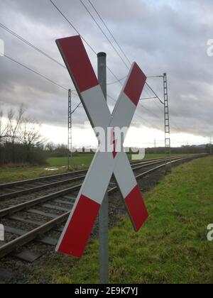 Zeichen eines Bahnübergangs im Norden Frankfurts Stockfoto