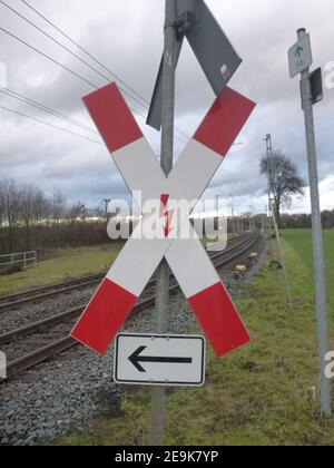 Zeichen eines Bahnübergangs im Norden Frankfurts Stockfoto