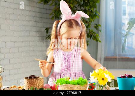 Kleines Mädchen malen Eier für Ostern zu Hause Stockfoto