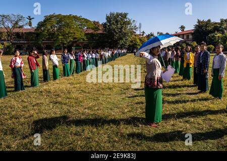 Die Waisenkinder, die im Shatapru Education Boarder Waisenhaus in Myikyina in Nord-Myanmar leben, besuchen Klassen in der Regierungsschule. Stockfoto