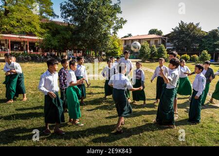 Die Waisenkinder, die im Shatapru Education Boarder Waisenhaus in Myikyina in Nord-Myanmar leben, besuchen Klassen in der Regierungsschule. Stockfoto