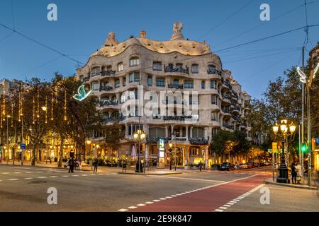 Casa Mila oder La Pedrera und Weihnachtsbeleuchtung entlang Passeig de Gracia Avenue, Barcelona, Katalonien, Spanien Stockfoto