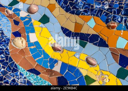 Detail von Gaudis vielfarbigem Mosaik-Salamander, Park Guell, Barcelona, Katalonien, Spanien Stockfoto