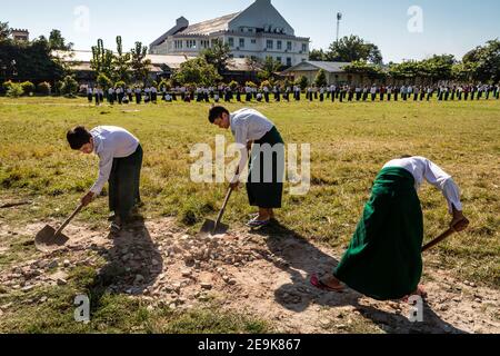 Die Waisenkinder, die im Shatapru Education Boarder Waisenhaus in Myikyina in Nord-Myanmar leben, besuchen Klassen in der Regierungsschule. Stockfoto