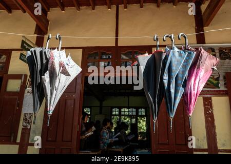 Die Waisenkinder, die im Shatapru Education Boarder Waisenhaus in Myikyina in Nord-Myanmar leben, besuchen Klassen in der Regierungsschule. Stockfoto