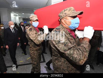 Tunis, Tunesien. Februar 2021, 4th. Der tunesische Präsident Kais Saied (1st l) nimmt an einer Beerdigung der verstorbenen Soldaten Teil, die bei der Explosion einer Landmine in Tunis, Tunesien, am 4. Februar 2021 getötet wurden. Vier Soldaten seien bei der Explosion einer Landmine in der westlichen tunesischen Provinz Kasserine ums Leben gekommen, teilte das lokale Privatradio MosaiqueFm am Mittwoch mit. Tunesische Sicherheitsbehörden warnen seit Jahren vor den bewaffneten extremistischen Gruppen in Kasserine, da die Bergketten dort als geeignete Unterschlupf für Terroristen dienen. Quelle: Xinhua/Alamy Live News Stockfoto