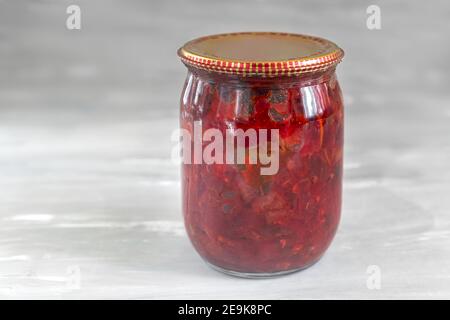 Home Erhaltung: In einem Glas, Rüben, Dosen mit Tomaten, Zwiebeln, Karotten zum Kochen Borscht, mit einem Metalldeckel geschlossen. Vorderansicht, Kopierbereich Stockfoto