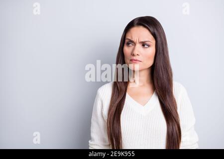 Foto von reifen schweren unglücklich verärgert negativ gestresst Frau aussehen Copyspace auf grauem Hintergrund isoliert Stockfoto