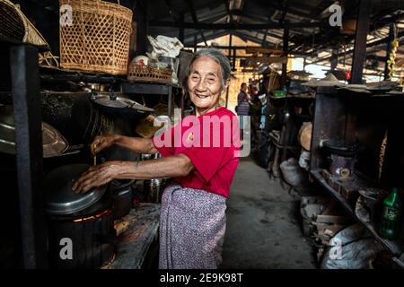 Alltag der Flüchtlinge im IDP-Flüchtlingslager Shatapru in Myikyina, Myanmar. Jede Familie hat ein Zimmer in den armen Hütten. Stockfoto