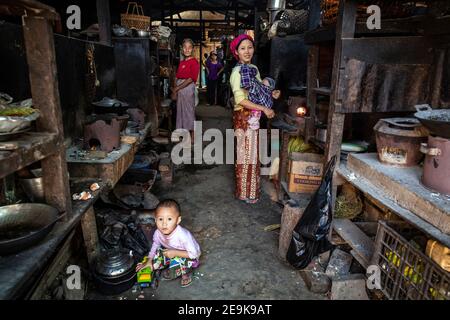 Alltag der Flüchtlinge im IDP-Flüchtlingslager Shatapru in Myikyina, Myanmar. Jede Familie hat ein Zimmer in den armen Hütten. Stockfoto