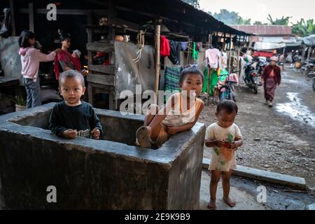 Alltag der Flüchtlinge im IDP-Flüchtlingslager Shatapru in Myikyina, Myanmar. Jede Familie hat ein Zimmer in den armen Hütten. Stockfoto