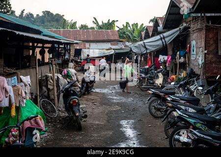 Alltag der Flüchtlinge im IDP-Flüchtlingslager Shatapru in Myikyina, Myanmar. Jede Familie hat ein Zimmer in den armen Hütten. Stockfoto