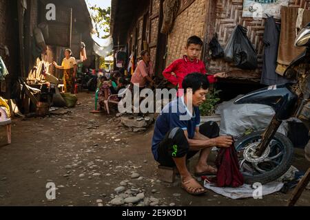 Alltag der Flüchtlinge im IDP-Flüchtlingslager Shatapru in Myikyina, Myanmar. Jede Familie hat ein Zimmer in den armen Hütten. Stockfoto