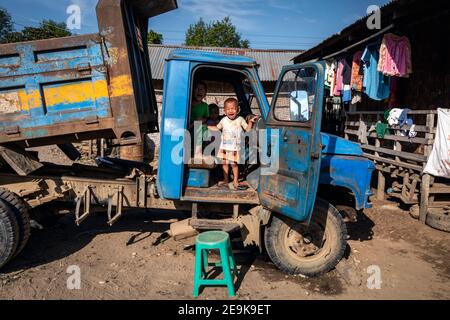 Alltag der Flüchtlinge im IDP-Flüchtlingslager Shatapru in Myikyina, Myanmar. Jede Familie hat ein Zimmer in den armen Hütten. Stockfoto