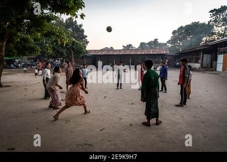 Alltag der Flüchtlinge im IDP-Flüchtlingslager Shatapru in Myikyina, Myanmar. Jede Familie hat ein Zimmer in den armen Hütten. Stockfoto