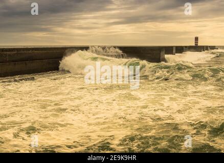 Sturm und große Wellen in der Nähe des Leuchtturms Felgueiras bei Porto In Portugal Stockfoto