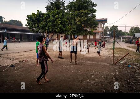 Alltag der Flüchtlinge im IDP-Flüchtlingslager Shatapru in Myikyina, Myanmar. Jede Familie hat ein Zimmer in den armen Hütten. Stockfoto