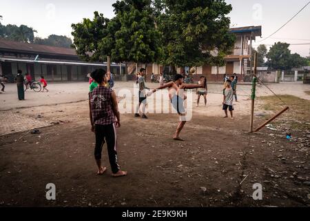 Alltag der Flüchtlinge im IDP-Flüchtlingslager Shatapru in Myikyina, Myanmar. Jede Familie hat ein Zimmer in den armen Hütten. Stockfoto