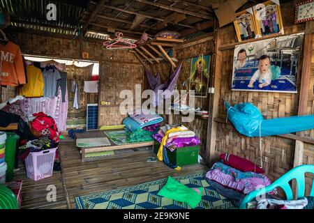 Alltag der Flüchtlinge im IDP-Flüchtlingslager Shatapru in Myikyina, Myanmar. Jede Familie hat ein Zimmer in den armen Hütten. Stockfoto